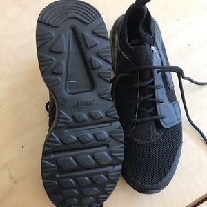 Nonslip women’s sneakers